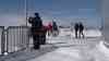 Gäste strömen bei Kaiserwetter auf die Zugspitze – 10cm Neuschnee über Nacht – Bobfahren auf dem Zugspitzplatt – Gipfelkreuz rund 1,6 Meter tief im Schnee – Seit Monaten kein Mensch mehr auf dem Gipfel – Minus 8° Celsius auf dem Gipfel – Hunde rennen und spielen im Schnee – Hund läuft gegen die Kamera vor lauter Freude (on tape) – inkl. 4 OTöne: Problem mit ungetesteten Besuchern seitens der Tiroler Zugspitzbahn – Nur mit der 3G-Regel wird man von der Bayerischen Zugspitzbahn befördert – Hoher Andrang zu den Pfingstferien in den Alpen