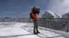 Gäste strömen bei Kaiserwetter auf die Zugspitze – 10cm Neuschnee über Nacht – Bobfahren auf dem Zugspitzplatt – Gipfelkreuz rund 1,6 Meter tief im Schnee – Seit Monaten kein Mensch mehr auf dem Gipfel – Minus 8° Celsius auf dem Gipfel – Hunde rennen und spielen im Schnee – Hund läuft gegen die Kamera vor lauter Freude (on tape) – inkl. 4 OTöne: Problem mit ungetesteten Besuchern seitens der Tiroler Zugspitzbahn – Nur mit der 3G-Regel wird man von der Bayerischen Zugspitzbahn befördert – Hoher Andrang zu den Pfingstferien in den Alpen