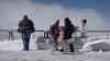 Gäste strömen bei Kaiserwetter auf die Zugspitze – 10cm Neuschnee über Nacht – Bobfahren auf dem Zugspitzplatt – Gipfelkreuz rund 1,6 Meter tief im Schnee – Seit Monaten kein Mensch mehr auf dem Gipfel – Minus 8° Celsius auf dem Gipfel – Hunde rennen und spielen im Schnee – Hund läuft gegen die Kamera vor lauter Freude (on tape) – inkl. 4 OTöne: Problem mit ungetesteten Besuchern seitens der Tiroler Zugspitzbahn – Nur mit der 3G-Regel wird man von der Bayerischen Zugspitzbahn befördert – Hoher Andrang zu den Pfingstferien in den Alpen