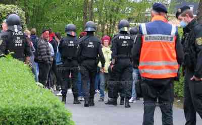 Querdenkerspaziergang eskaliert: nach wochenlangen Coronaprotesten erreicht sogenannter Spaziergang neue Demission, zahlreiche verletzte Demoteilnehmer, Polizei geht mit massiver Härte gen Querdenker in Coronahotspot vor: Polizei kesselt zahlreiche Querdenker im Coronahotspot Zwönitz ein, Pfefferspray kommt zum Einsatz   