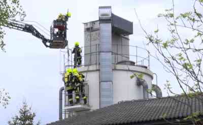 Schwelbrand in Spänesilo einer Drechslerei: Feuerwehr löscht Brand mit Netzmittel, Spänebunker musste im späteren Verlauf entleert werden, 50 Kameraden im Einsatz: Silobrand stellt besondere Gefahr für Kameraden da, durch unvollständige Verbrennung kann Kohlenmonoxid entstehen