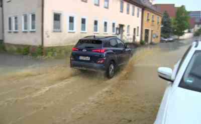 Unwetter und Überflutungen auf der Schwäbischen Alb: Straßen werden überflutet, über 80 l/qm in kurzer Zeit, Radfahrer muss wegen Hagelschlag Schutz vor Unwetter in Bushäuschen suchen: Hagelansammlungen durch heftige Gewitter, Gewitteraufzug über der Alb