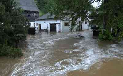 Schwere Unwetter – Häuser 1 Meter unter Wasser: Schwere Unwetter im Erzgebirge, Gaststätte nach Corona überflutet, große Pflastersteine weggerissen, Anwohner bauen mit Feuerwehr Barrikaden gegen Wassermassen: Biertische aus Biergarten werden als Barrikaden genutzt, exklusives Interview Pächter Gaststätte, extreme Wassermassen schießen durch Ortschaft