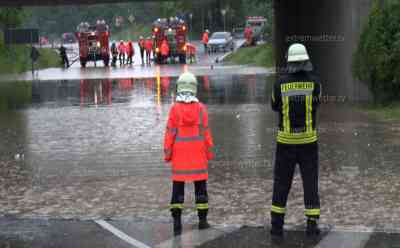 Land unter im Zwickauer Land: schwere Unwetter wüten auch bei Zwickau, Unterführung der B 93 fast zwei Meter unter Wasser, Feuerwehr kämpft mit großen Pumpen gegen Wassermassen: Zahlreiche Schläuche pumpen Wasser aus der Unterführung ins Freie, Unwetterfront zieht weiter gen Osten