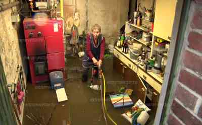 Keller laufen nach Unwetter voll: Zwickauer Land erneut von Unwettern am Sonntag betroffen, heftiges Gewitter überflutete dutzende Keller im Zwickauer Ortsteil Planitz, Feuerwehr mit Pumpen im Einsatz: Anwohner: „Wir saufen alle ab. Das sieht katastrophal aus. Wir haben Schlamm wie weiß sehr hoch im Keller“