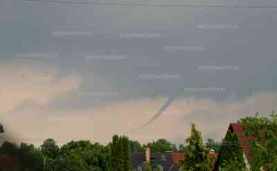 Tornadoalarm durch Unwetter in Sachsen?: Funnel Cloud (Vorstufe eines Tornados) bei Leipzig durch Gewitter bei Leipzig, Länge des Funnel Clouds lässt Tornado als sehr plausibel erscheinen: Trichterwolke mehr als 1/3 zwischen Wolke und Erdboden vorhanden, Tornado gilt als wahrscheinlich