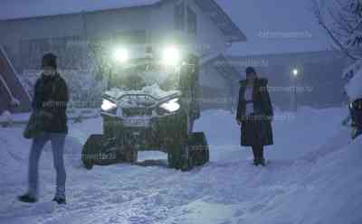 Starker Wintereinbruch in Oberjoch im Allgäu – Radfahrer kämpft sich durch Schnee – Winterdienst im Dauereinsatz : Straßen waren teils unpassierbar – Schneemann auf Spielplatz 