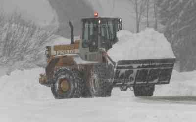 Allgäu versinkt im Schnee - Autos von Schneemassen begraben: Wohnwagen komplett eingeschneit, Besitzer: „Ich hoffe, dass die Stadt beräumt, ansonsten muss ich noch bisschen schaufeln“, Autos versinken im Schnee, Schneefräsen im Dauereinsatz: Äste biegen sich auf Grund der Schneelast gefährlich, Schneebruchgefahr, Anwohner stundenlang mit Schneeräumen beschäftigt