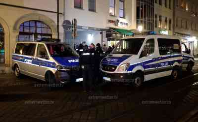 Polizei kesselt Corona-Demonstranten in Zwickau ein,  Demoteilnehmer stehen 70 Beamten der Bereitschaftspolizei gegenüber:  Freie Sachsen riefen kurzfristig zur Demo am Mittwoch auf, auch AfD Mitglied Jonas Dünzel unterstützte die Aktion und lief mit Ortsbekannten Rechtsextremen Seite an Seite: In Zwickau gab es dutzende Bußgeldanzeigen wegen des Verstoßes gegen der Corona-Notfallverordnung