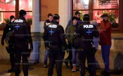 Querdenkerdemo Greiz: Polizei mit massiven Kräften vor Ort, SEK, Wasserwerfer und hunderte Beamte wollen Gewalteskalation wie vor einer Woche verhindern: Zahlreiche Demoteilnehmer weichen nach Plauen aus, in Plauen spazieren hunderte Teilnehmer ungehindert