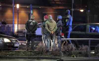 Querdenkerdemo Plauen: Polizei unterbindet mit zahlreichen Beamten Spaziergang, massive Polizeipräzens zeigt Wirkung, nur knapp 100 Personen im Umkreis, vor einer Woche waren noch über 1.000 Menschen auf der Straße: Polizei unterbindet zügig Gruppierungen, Pressesprecher: „Es gab bis stand 18:30 Uhr keine einzige Personalienfeststellung und Anzeigen.“