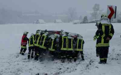 Schneechaos im Vogtland: Geländewagen fliegt aus Kurve und überschlägt sich: Die Anfahrt zur Einsatzstelle gestaltete sich auch für die Feuerwehr aufgrund des starken Schneefalls schwierig.