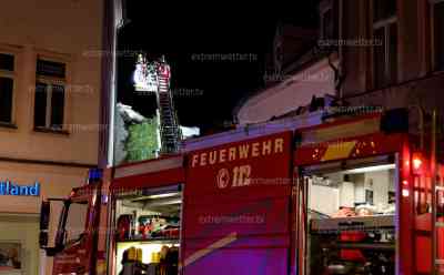 Schornsteinbrand in Reichenbach: Feuerwehr rettet älteres Ehepaar : Bettlägerischer Ehemann und gehbehinderte Frau wurden gerettet, Feuerwehr muss aufwendig Schornsteinbrand löschen