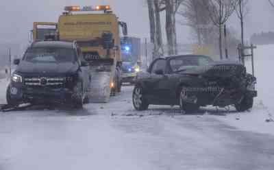 Blizzard legt Verkehr lahm: Schneesturm, Wintergewitter – mehrere Unfälle legen Verkehr auf B 95 stundenlang lahm, LKW Fahrer müssen im Schneesturm warten, Abschleppunternehmen im Dauereinsatz (on tape), zwei Verletzte: Bis zu 50 cm Neuschnee werden in den nächsten 24 Stunden im Erzgebirge erwartet, Verkehr im gesamten Kreisgebiet stockend