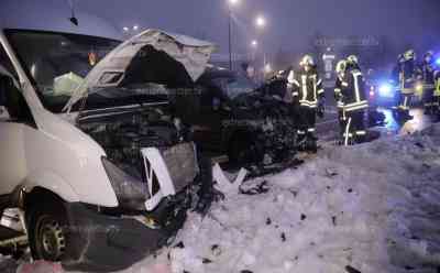 Schwerer Verkehrsunfall mit 4 z.T. Schwerverletzten: Transporter und VW krachen frontal ineinander, MANV (Massenanfall an Verletzten) für Rettungsdienst und Feuerwehr ausgerufen: Meldebild von 5 Verletzten bestätigte sich vor Ort zum Glück nicht, Autobahnzubringer S 258 stundenlang gesperrt