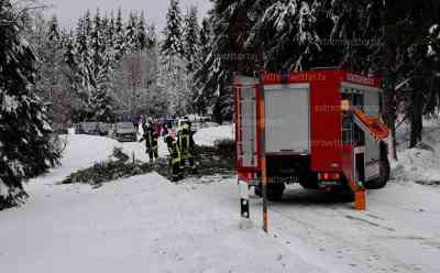 Sturm Nadia - starker Schneesturm im Erzgebirge: Skifahrer im Schneesturm, Skifahrer können sich kaum auf den Brettern halten, große Fichte blockiert Fahrbahn, Autofahrer kämpfen mit Schneeverwehungen und kaum Sicht: Schnee und Sturm fegen über Plateau hinweg, trotz Sturm – Wintersportbetrieb wurde nicht eingestellt 