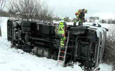 Schneechaos durch Tief Odette: querstehende LKW, LKW Fahrer muss Schneeketten aufziehen, PKW krachen frontal ineinander, LKW rutscht quer über Fahrbahn und kippt um, Verkehr kommt zum Erliegen: Feuerwehr: „Heute war eine sehr erschwerte Anfahrt. Die Straßen war sehr glatt, schlecht geräumt.“