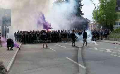 Großer Fanmarsch des FC Erzgebirge Aue durch Innenstadt: Trotz katastrophaler Saison, Fans halten an ihrem Verein fest, trotz Abstieg ziehen hunderte Fans mit Bengalos durch Aue: Polizei sichert Fanaufzug ab und dokumentiert den Aufzug