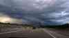 Gewitter über Südbayern – markante Shelf Cloud kündigt Gewitterlinie an: Aufzug der Gewitter im Zeitraffer, Wolkenblitz über Ortschaft, Regenbogen verabschiedet ersten Unwettertag: Größere Schäden blieb in Süddeutschland aus, nach zwei Tagen Gewitterpause drohen ab Donnerstag erneut Unwetter