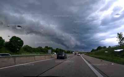 Gewitter über Südbayern – markante Shelf Cloud kündigt Gewitterlinie an: Aufzug der Gewitter im Zeitraffer, Wolkenblitz über Ortschaft, Regenbogen verabschiedet ersten Unwettertag: Größere Schäden blieb in Süddeutschland aus, nach zwei Tagen Gewitterpause drohen ab Donnerstag erneut Unwetter