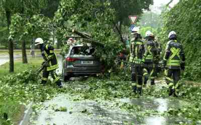 Schwergewitter über Westdeutschland: Baum kracht auf fahrenden PKW, massive Staubwolke bei Unwetterankunft – kaum Sicht für PKW Fahrer, Feuerwehren im Dauereinsatz, PKW Fahrer versuchen Bäume zu beseitigen, Zeitraffer Unwetterfront: Feuerwehr: Die Lage ist unter Kontrolle, es gibt aber zahlreiche Einsatzstellen, Unwetterfront zieht weiter gen Osten