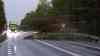 Unwetterfront Bayern – LKW rast über Baumkrone auf Autobahn hinweg: LKW Fahrer kann nicht mehr bremsen, PKW Fahrer stoppen, Bäume blockieren Fahrbahnen: Intensiver Downburst auf der A 93 bei Wunsiedel, Unwetterfront abgezogen