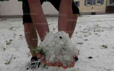 Extremes  Hagelunwetter: Ortschaft versinkt im Hagel – Alles weiß wie im Winter, riesige Hagelkörner, Straßen komplett mit Hagel bedeckt, Anwohner räumen Straßen mit Schneeschnippe, Bäume komplett entlaubt, Starkregen und Hagelschlag LIVE ON TAPE: Tischtennisball-Hagel liegt bis zu einem halben Meter hoch