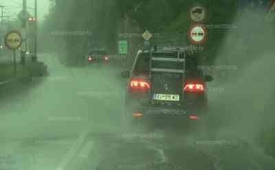 (Update) Unwetter in Südbayern: großer Baum kracht auf Garage, Feuerwehr im Einsatz, nach Unwettern am Freitag – kräftige Gewitter ziehen mit Starkregen und Hagel aktuell an den Alpen entlang, Straßen überflutet, bedrohlicher Unwetteraufzug an den Alpen: Deutsche Wetterdienst warnt vor schweren Gewittern, weitere Unwetter drohen, Feuerwehr Kufstein muss Baum mühevoll zerschneiden