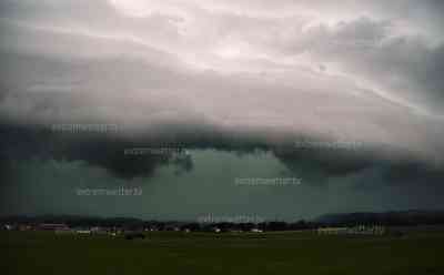 Gewaltiges Gewitterende: Shelf Cloud zeigt beeindruckende Gewitterlinie über München, nach den Unwettern in den Alpen verabschiedete spektakuläre Gewitterfront eine Woche voller Unwetter: Blitze erleuchteten den Abendhimmel, nach den Gewittern herrscht erst einmal Unwetterpause