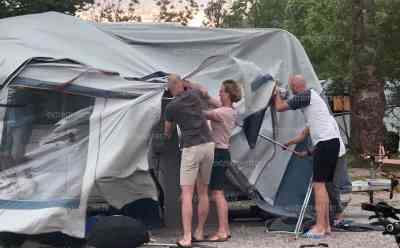 Unwetterfront fegt durch Bayern: Menschen fliehen vor schwere Gewitter (on tape), schwerer Sturm am Chiemsee, DLRG muss ausrücken, Sturmleuchten warnen vor Unwetter (on tape): Drohnenbilder vom Unwetteraufzug - Zelt fliegt weg - Interview mit Urlauber zum Thema Wetter