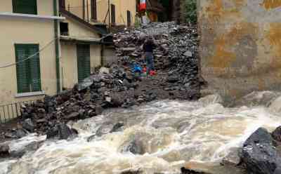 (UP) Flutkatastrophe in Italien: Schlammlawine wälzt durch Dorf in Urlaubsregion am Comersee – Autos und Häuser verschüttet, riesige Felsen und Wassermassen in den Straßen, Anwohner verzweifelt beim Aufräumen: Heftige Unwetter in Urlaubsregion am Comersee