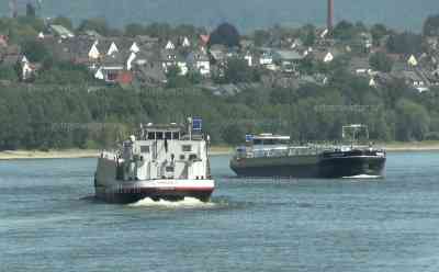 Niedrigwasser am Rhein bedroht Schifffahrt: Pegel in Andernach beträgt nur noch 78 cm, Schiffe können nur noch mit geringerer Last verkehren, Pegelmessstelle ragt schon aus dem Wasser: Fehlender Regen könnte die Lage in den nächsten weiter dramatisch verschärfen, aktuelle Aufnahmen vom Rhein aus Andernach