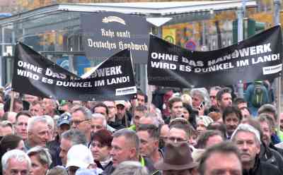 Energiekrise – großer Handwerkerprotest in Dresden: 2.000 Handwerker bangen auf Grund der Energiekrise um ihre Existenz, Aufträge werden storniert, Menschen wollen nichts mehr kaufen: 1.000 Handwerker protestieren auf dem Neumarkt in Dresden, Handwerker sind unzufrieden mit der aktuellen Situation