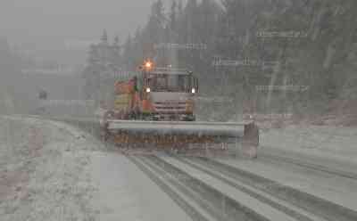 Starkschneefall auf der A 93: 5 cm Neuschnee bedeckt Autobahn in kürzester Zeit, kaum Sicht, Winterdienst in Aktion: Winter auch im Flachland angekommen, Auto Fahrer kämpfen gegen Witterungsbedingungen