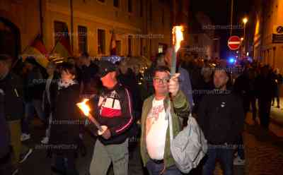 Montagsdemonstranten trotzen Reformationsfeiertag: Tausende demonstrieren in Altenburg durch die Straßen, mittlerweile Zehntausende demonstrieren jeden Monat in Ostdeutschland : Polizei muss Demonstration absichern, Demonstranten laufen von der Brüderkirche durch die Innenstadt Altenburgs