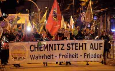 Montagsdemo in Chemnitz: Tausende Menschen protestieren erneut durch die Innenstadt von Chemnitz, viele Fahnen der rechtsextremen Freien Sachsen dabei: Polizei sichert Aufzug ab, ca. 2.000 Menschen ziehen über den Innenstadtring