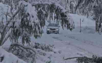 (Schneemassen, stark) 50 cm Neuschnee: Schwarzwald versinkt im Schnee, Autos von viel Schnee bedeckt, starke Fräsen im Einsatz, Winterdienst im Dauerstress: 