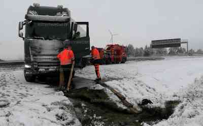 Schneechaos in Mitteldeutschland – Verkehrschaos durch querstehende LKW: LKW kracht auf A 4 in Graben, alle Fahrspuren blockiert, selbst Bergeunternehmen rutscht auf spiegelglatter A 4, fehlende Rettungsgasse erschwert Anfahrt, Auto Fahrer müssen stundenlang auf A 4 warten, LKW Fahrer: „Der Winterdienst kommt erst wenn es zu spät ist“: Über 2 Stunden geht nichts auf der A 4, kilometerlanger Stau, Bergeunternehmen dreht mit Rädern auf A 4 durch, dichter Schneefall live on tape, O-Töne LKW Fahrer