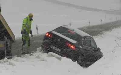 Schneefälle sorgen für Chaos in Thüringen: 15 cm Neuschnee in Serba, PKW landet auf glatter Straße im Graben, A 9 stundenlang gesperrt, kilometerlanger Stau zwischen Leipzig und Hermsdorfer Kreuz: Anwohner mit Schneeschieber im Einsatz, Verkehr erholt sich seit den Mittagsstunden so langsam