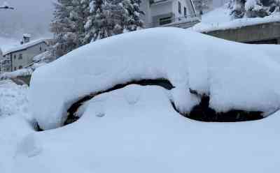 Schneemassen nach heftigem Wintereinbruch: Autos und Straßen versinken bei 70 cm Neuschnee – Erhebliche Lawinengefahr – Menschen schippen Tiefschnee weg, Kinder bauen Iglu, bislang stärkster Schneefall der Saison erreicht Schweiz und Italien: Heftiger Wintereinbruch bringt 70 cm Neuschnee in kurzer Zeit