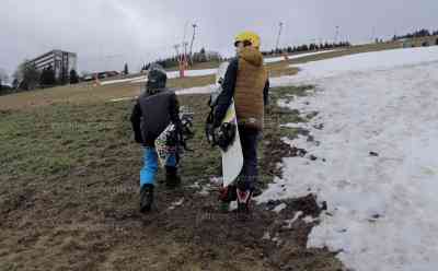 Extrem schlechte Wintersportbedingungen auf Grund mildesten Jahresbeginn seit Wetteraufzeichnungen: Skischule in Oberwiesenthal leidet unter massiven Schneemangel, Schüler fahren auf kleinen Schneeresten und müssen zu Fuß Skihang besteigen: Skischule: „Wir haben viel Schnee produziert, wir hatten viel Wasser im Speichersee. Aber es kann keiner etwas dafür, wenn die Gradzahlen von – 11 auf +15, 17 °C hoch gehen“