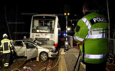 Schwerer Bahnunfall mit tödlichem Ausgang in Oelsnitz/Erzg.: PKW Fahrer missachtet vermutliche Lichtsignalanlage, Zug kracht mit voller Wucht gegen PKW und schiebt Fahrzeug 50 Meter vor sich hin, Fahrer starb noch an der Unfallstelle: Acht Insassen der Citybahn blieben unverletzt, Lokführer erleidet einen Schock, Feuerwehr muss Fahrer aufwändig aus Fahrzeug schneiden