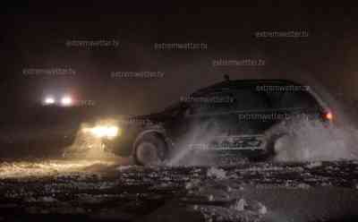 Schneechaos – PKW bleibt im Schnee stecken und wird von Lada herausgezogen: Driftspaß auf dem großen Parkplatz an der Skiarena Oberwiesenthal: Zwei Seiten des Winters: Zwischen Winterfrust und Winterspaß, Driftspaß wird von der Stadt Oberwiesenthal nicht schön angesehen