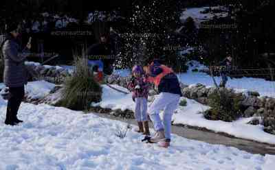 Tausende Mallorquiner stürmen Berge - Nach Schneebombe auf Mallorca: Verkehrschaos nachdem Polizei Passstraße öffnet, alle drängen in den seltenen Schnee, O-TON Einheimische mit erster Schneeerfahrung, Kinder und Erwachsene spielen wie verrückt mit der weißen Pracht: Menschen parken kreuz und quer: Polizei muss eingreifen, erster Tag mit Kaiserwetter nach Schnee