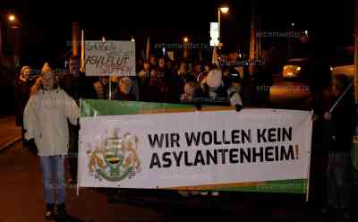 Asylkrise – Rechter Protest gegen Asylheim in Mittelsachsen: Zahlreiche Menschen demonstrieren gegen Asylanten direkt vor deren Unterkunft, Polizei muss Asylheim absichern, Gegenprotest am Asylheim, Reichsbürger aus Zwönitz hält Rede direkt vorm Heim: Erste Unbegleitete minderjährige Asylbewerber in Kriebethal untergebracht