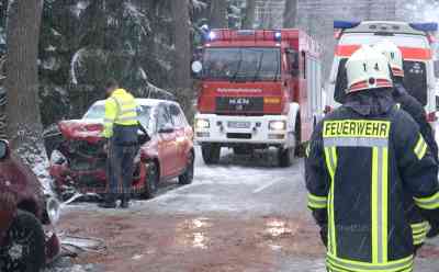 Schwerer Glätteunfall: Wintereinbruch fordert 2 Schwerverletzte, PKW in Graben, LKW in Graben, B 174 hunderte liegengebliebene LKW: dutzende querstehende LKW, selbst PKW Fahrer kapitulieren, 10 cm Neuschnee in kurzer Zeit