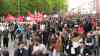 Ausschreitungen 1. Mai Demo in Berlin: Menschen beschießen sich mit Flaschen gegenseitig, Polizei nimmt Demonstranten fest (live on tape), Leuchtfeuer werden gezündet, Demonstranten stürmen Polizeiwache 5: Polizei setzt Versammlungsende mit unmittelbarem Zwang durch, immer wieder Sprechchöre „Bullenschweine“