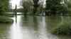 Hochwasser an der Donau: Hochwasserwarnstufe 1 in Kehlheim, Straßen und Parkplätze überflutet, Fahrrad im Hochwasser, Hochwasser wirft Toilettenhäuschen um: Scheitel mit 484 cm in Kehlheim erreicht, Dauerregen lässt vielerorts in Bayern die Pegel steigen
