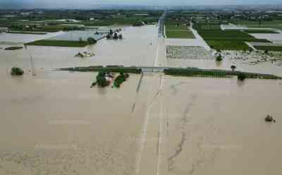 Jahrhundertflut - Italiens Autobahnen unter Wasser: Autos von A 14 gespült. Militär mit Hubschrauber an Autobahn im Einsatz, Autos schwimmen auf wichtige Verbindung zwischen Bologna und Rimini: Nebenstrecken ebenfalls überflutet, viele Autofahrer stecken fest, beeindruckende Drohnenaufnahmen