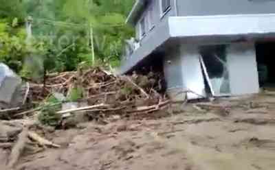 Hochwasser Italien – Ortschaften geflutet, Dämme gebrochen: Massive Murenabgänge zeigen Verwüstung in den Bergdörfern, Rettungshubschrauber rettet Autofahrer von A 14: Hochwasserlage vor allem in Richtung Meer weiterhin stark angespannt